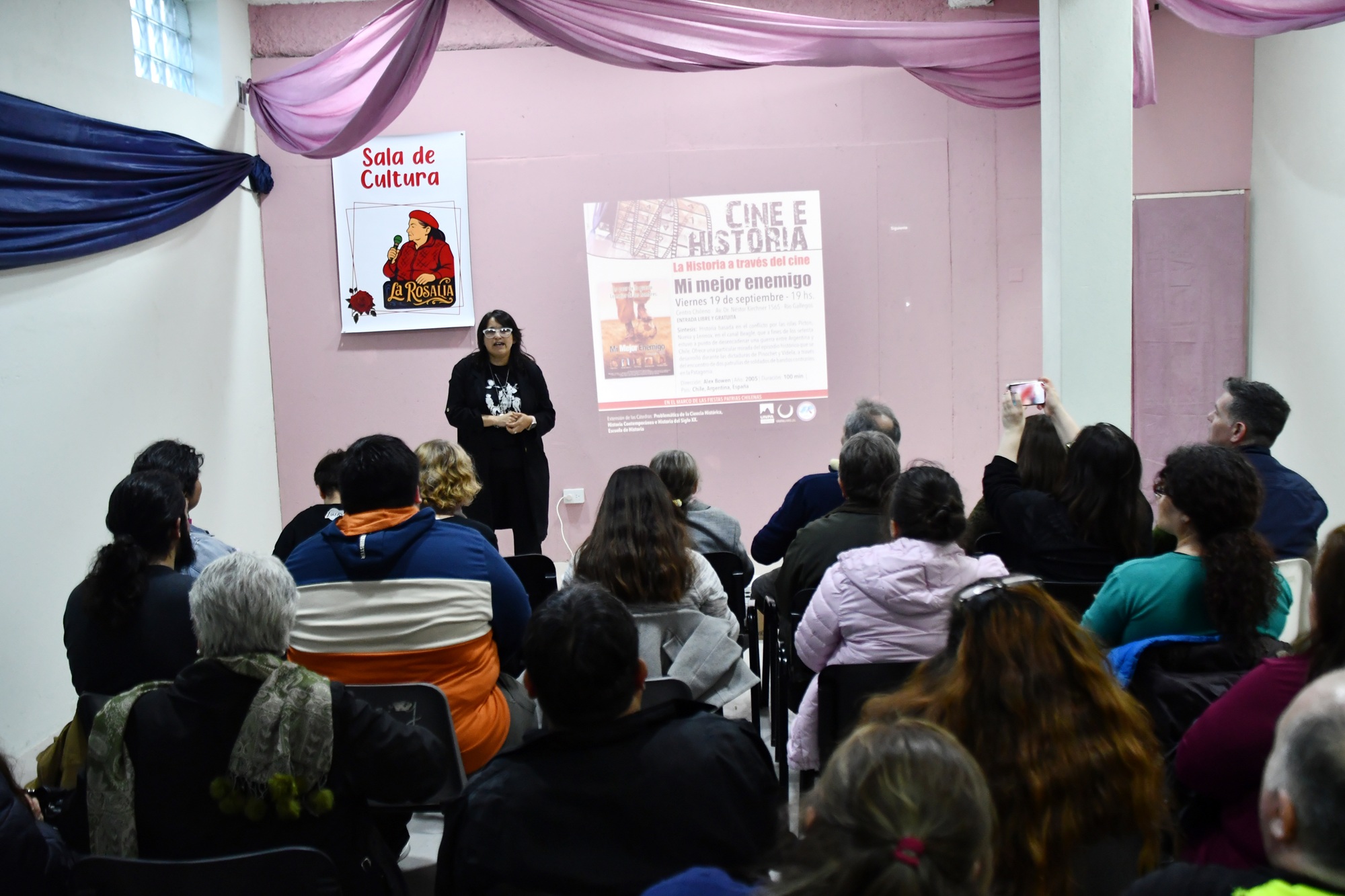  La profesora Isabel Ampuero presentó la película 