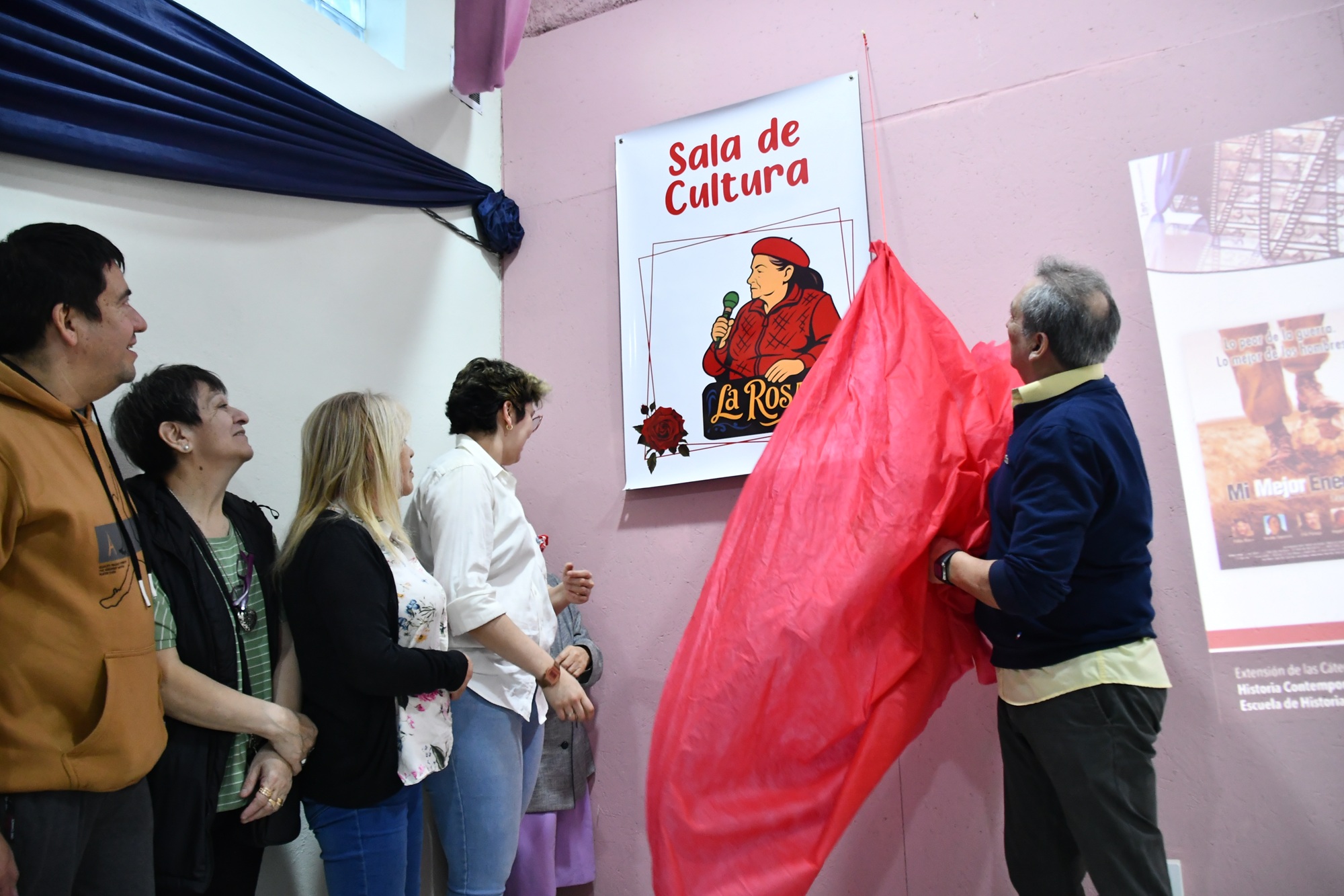  Bárbara Díaz Robles y Pedro Díaz junto a integrantes de la comisión directiva acompañaron a Rosalía en el descubrimiento del banner. Foto: José Silva/La Opinión Austral