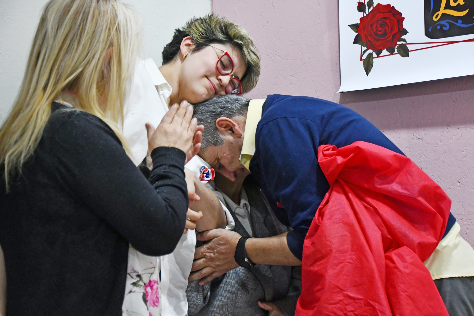  El sentido abrazo de Bárbara, nieta, y Pedro, hijo, a Rosalía Catelican. Foto: José Silva/La Opinión Austral