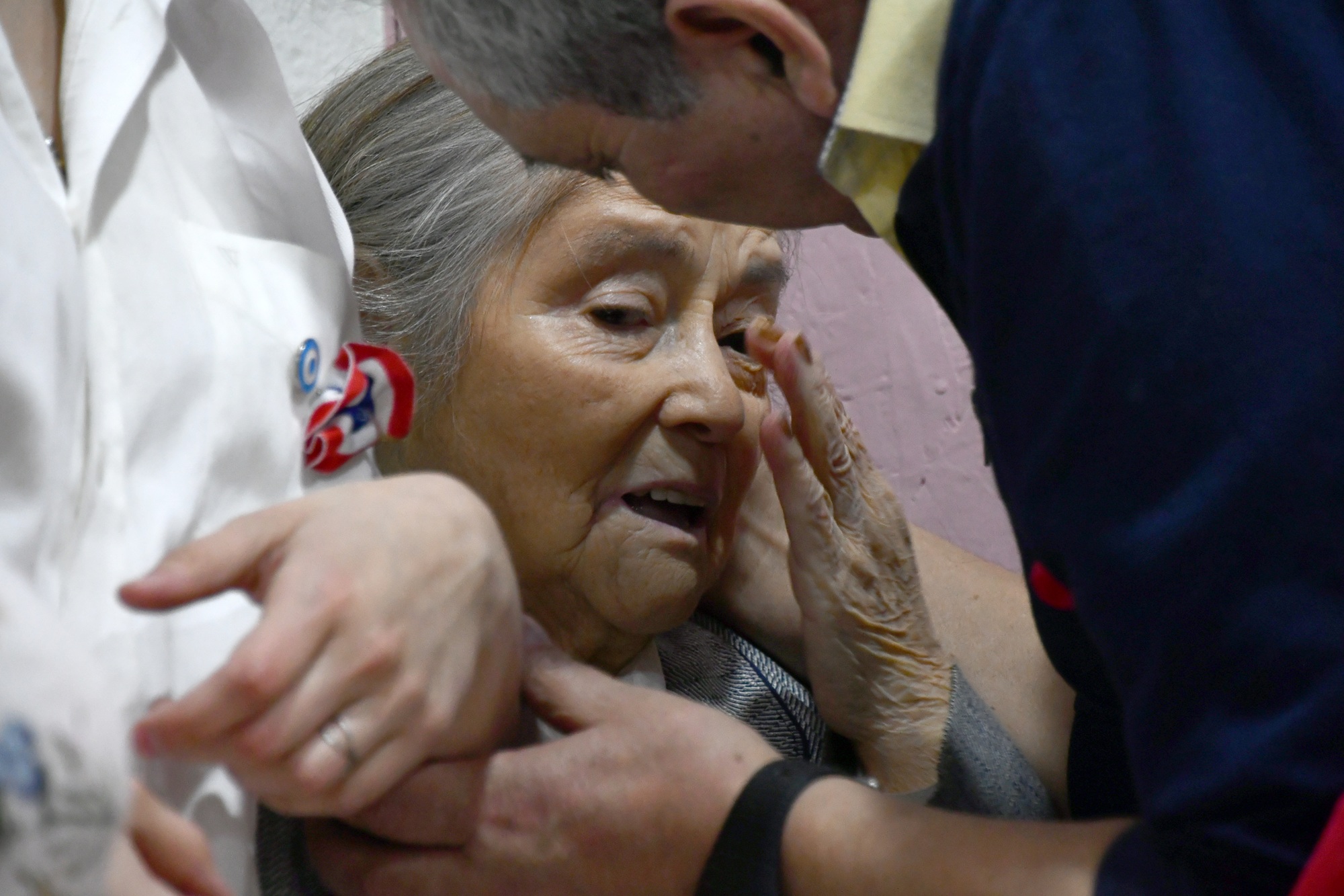  La emoción de Rosalía Catelican tras descubrirse el banner de la Sala de Cultura. Foto: José Silva/La Opinión Austral