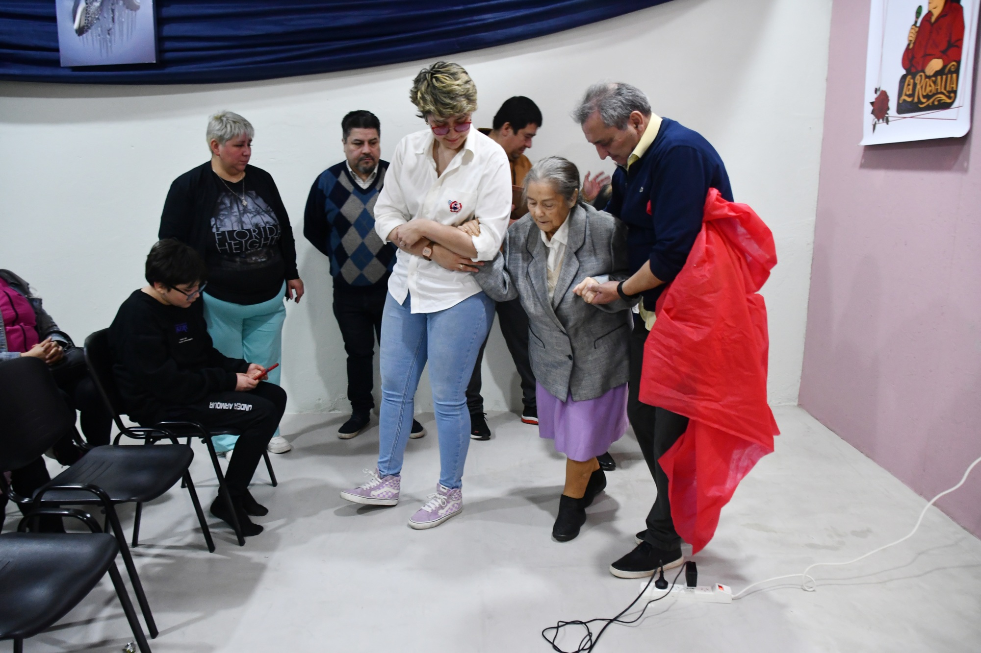  Luego de la inauguración, Bárbara y Pedro acompañaron a Rosalía, de 85 años, para compartir la proyección de la película. Foto: José Silva/La Opinión Austral
