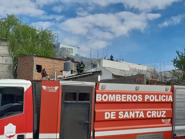  Los trabajos comenzaron desde temprano en la vivienda. (FOTO: TAMARA MORENO/LA OPINIÓN AUSTRAL).