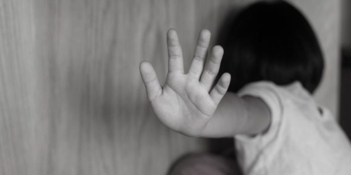  Según remarcaron especialistas en diálogo con La Opinión Austral, se trata de una situación de alto riesgo en la que la violencia ejercida contra los niños se convierte en un mecanismo de sometimiento hacia la mujer.