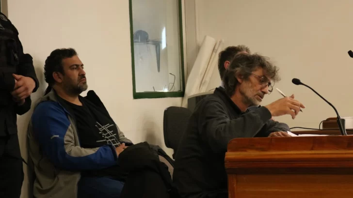  Robles, junto a sus abogados defensores. (FOTO: TAMARA MORENO/LA OPINIÓN AUSTRAL).