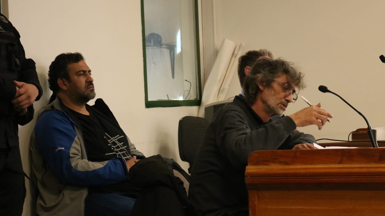  Robles, junto a sus abogados defensores. (FOTO: TAMARA MORENO/LA OPINIÓN AUSTRAL).