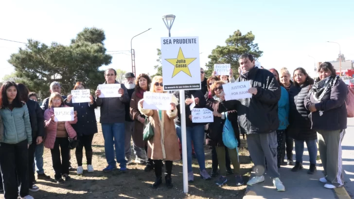 Justicia por Julia Casas: la familia colocó una estrella amarrilla en el lugar del siniestro y la recordó