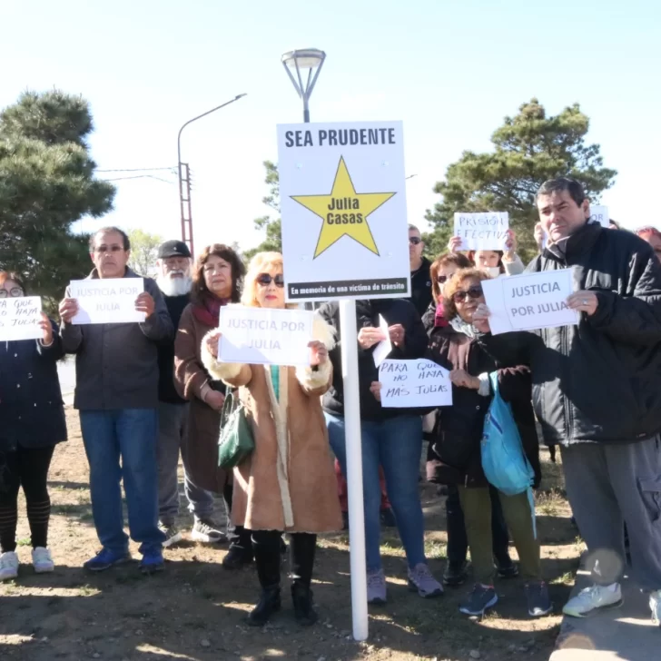 Justicia por Julia Casas: la familia colocó una estrella amarrilla en el lugar del siniestro y la recordó Justicia por Julia Casas: la familia colocó una estrella amarrilla en el lugar del siniestro y la recordó