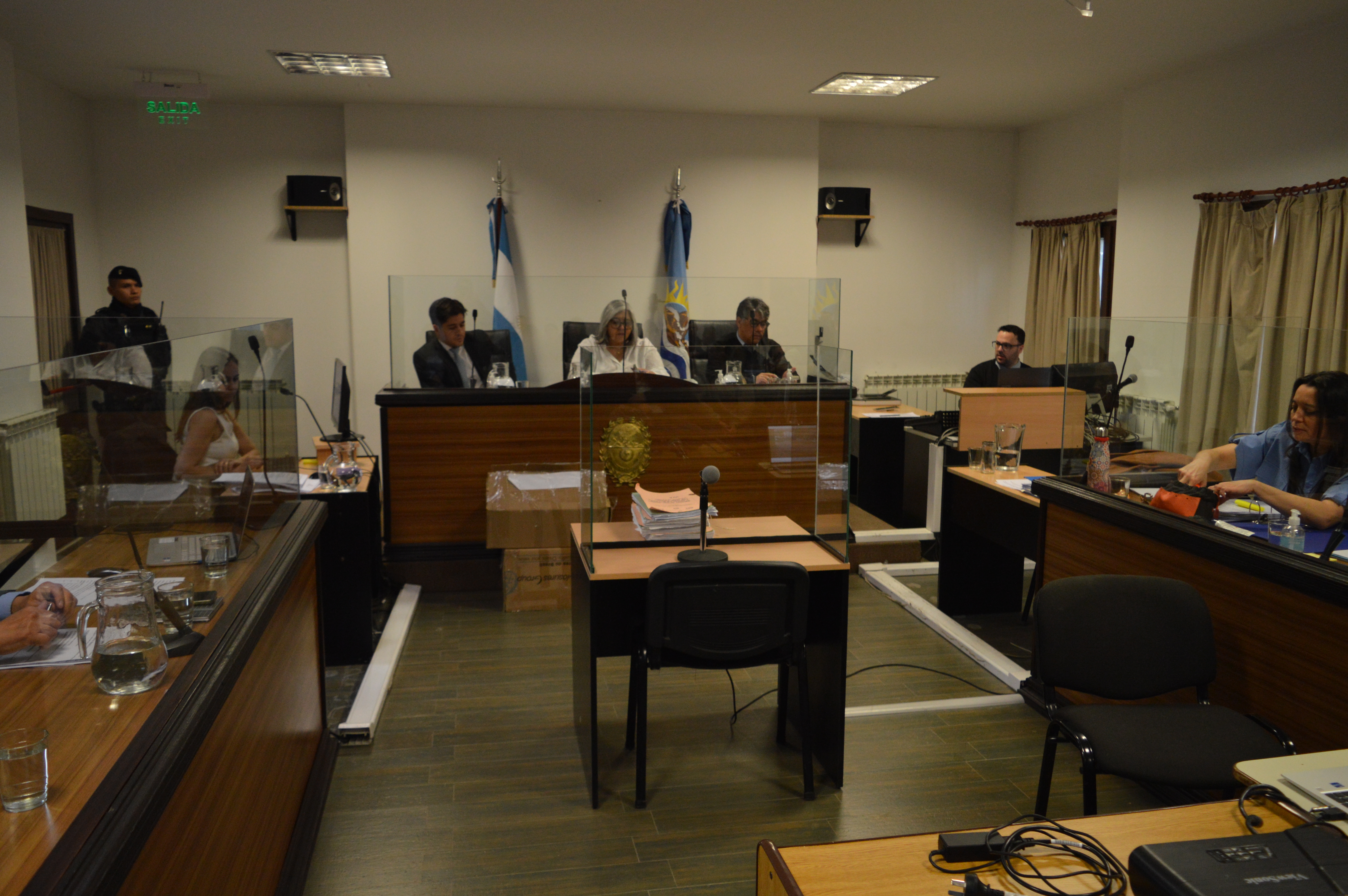  La sala y el tribunal conformado por Gerardo Giménez, María Alejandra Vila y Jorge Yance. FOTO: MARTÍN MUÑOZ QUESADA/LA OPINIÓN AUSTRAL