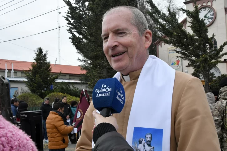 LUIS-HETZE-SACERDOTE-MIC-728x485