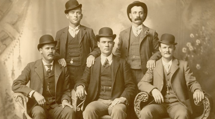  La banda de asaltantes Wild Bunch, con Sundance Kid sentado a la izquierda y Butch Cassidy sentado a la derecha de la imagen.