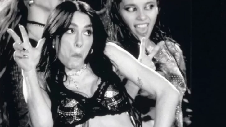 Lali estrenó una nueva canción “Payaso” en Velez: ¿Palito para Milei?