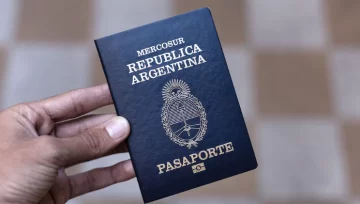 Alerta por pasaportes: piden devolver una serie por una falla invisible en la tinta Alerta por pasaportes: piden devolver una serie por una falla invisible en la tinta