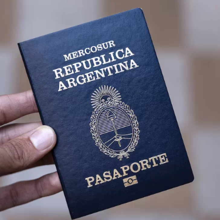 Alerta por pasaportes: piden devolver una serie por una falla invisible en la tinta Alerta por pasaportes: piden devolver una serie por una falla invisible en la tinta