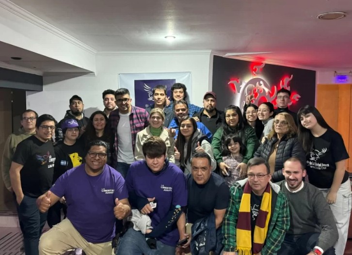  Jairo Guzmán junto a la militancia de La Libertad Avanza en la ciudad de Las Heras. (FOTO: Jorge Bilbao/La Opinión Austral).