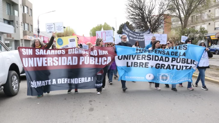 “No vamos a entregar nuestra universidad”: masiva Marcha Federal Universitaria en Caleta Olivia