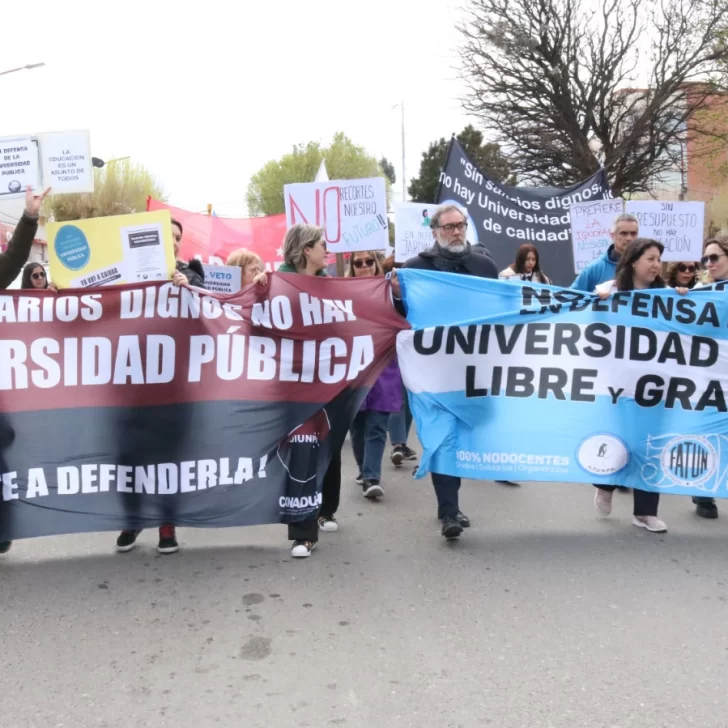 “No vamos a entregar nuestra universidad”: masiva Marcha Federal Universitaria en Caleta Olivia