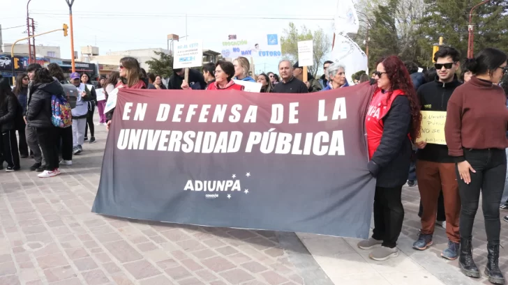 MARCHA-FEDERAL-UNIVERSITARIO-SEPTIEMBRE-2025-CALETA-OLIVIA-7-728x409