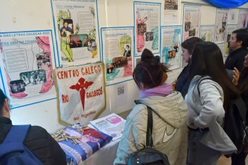 Día de las Letras Gallegas: “Cantareiras” se expone en el Campus Universitario Día de las Letras Gallegas: “Cantareiras” se expone en el Campus Universitario
