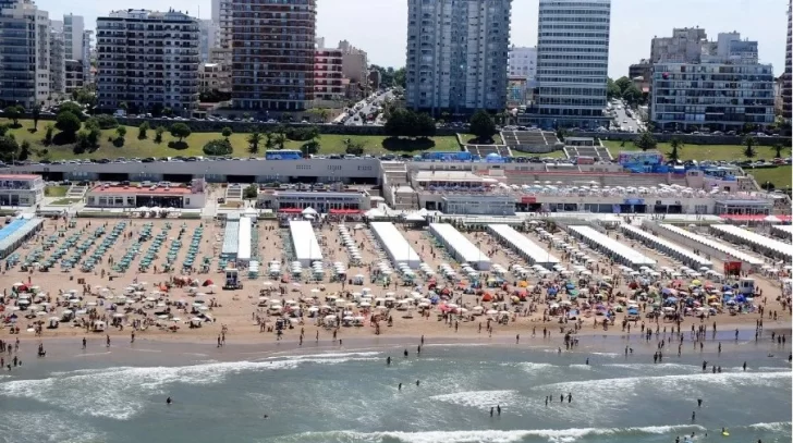 Vacaciones 2026: cuánto costará alquilar carpas y sombrillas en las playas de Mar del Plata