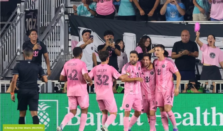  El astro festejando junto a sus compañeros el gol.