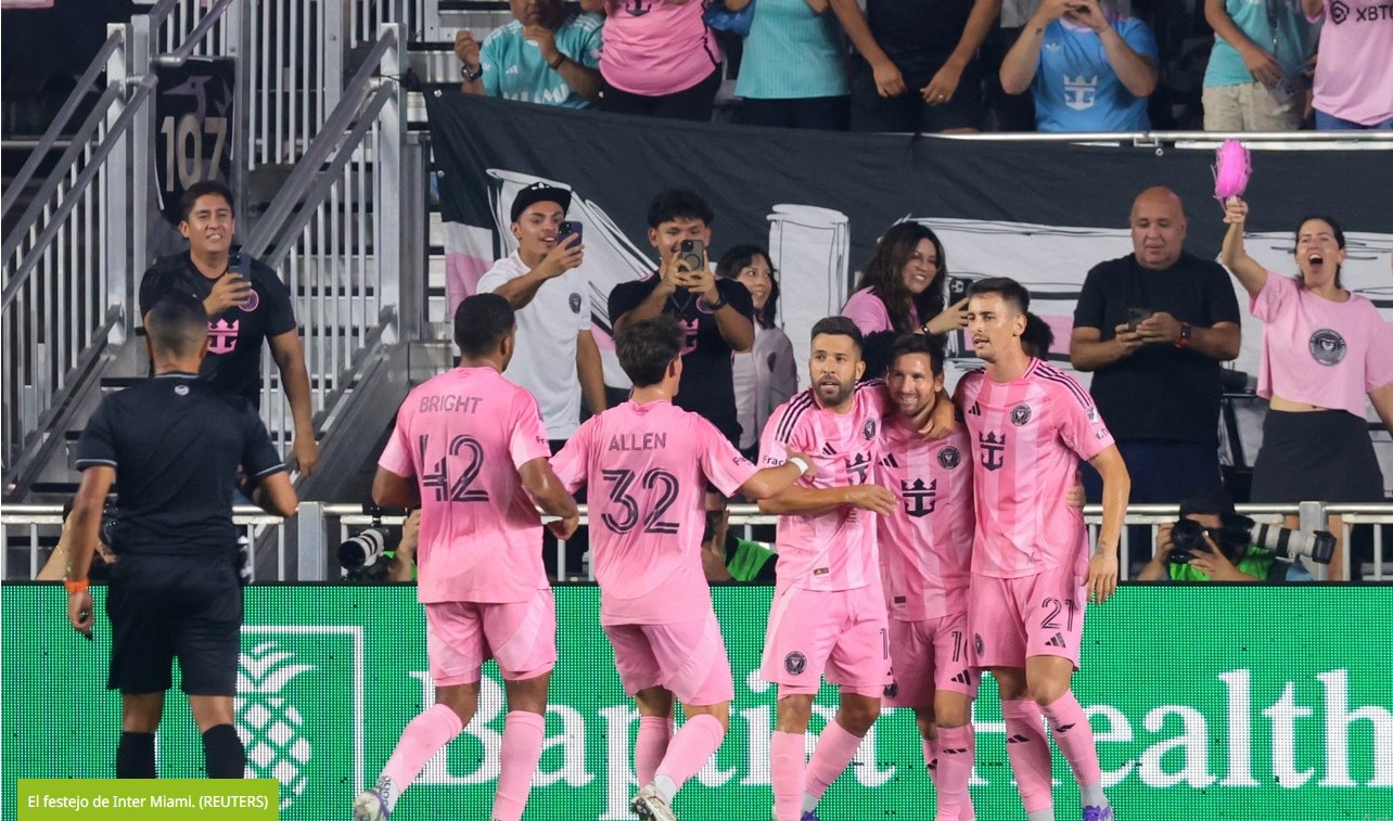  El astro festejando junto a sus compañeros el gol.