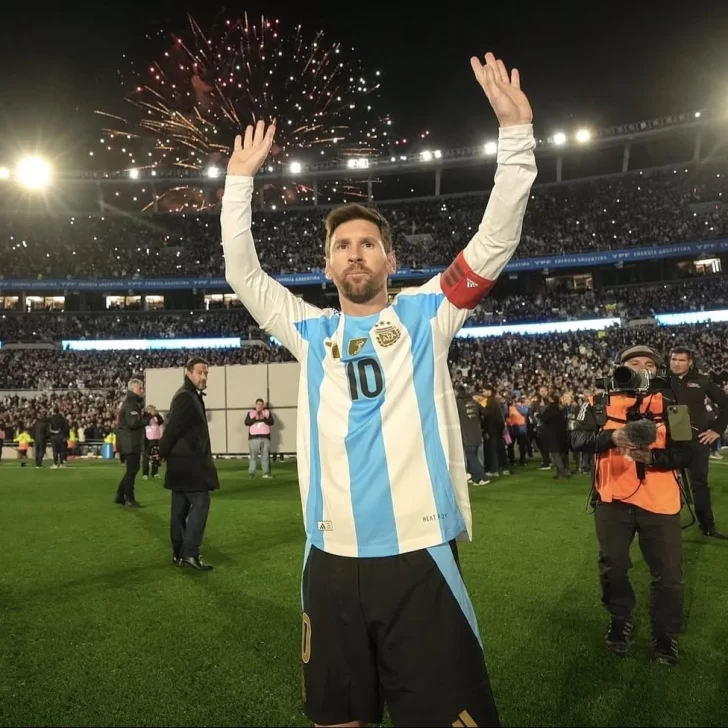 Messi postéo tras su último partido en suelo argentino: “Una noche que me deja sin palabras de la emoción” Messi postéo tras su último partido en suelo argentino: “Una noche que me deja sin palabras de la emoción”