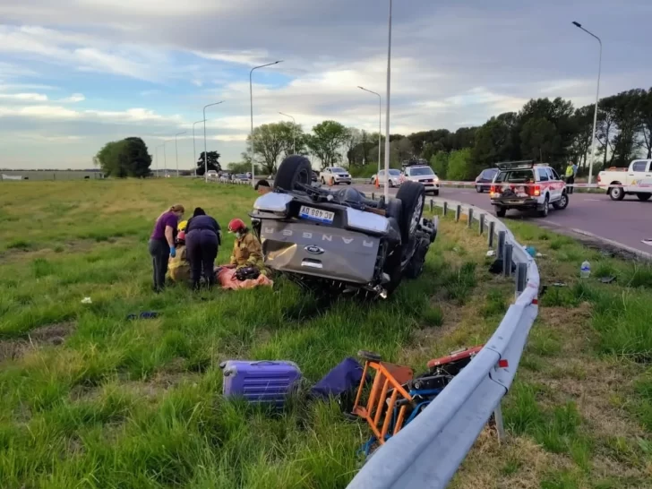  La camioneta con la que colisionaron Julio y Carolina en La Pampa volcó al costado de la rotonda.