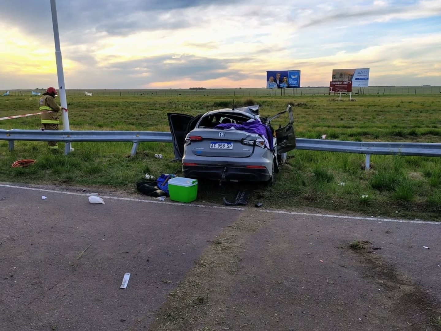  El auto que manejaba Julio Hinding chocó de frente contra el guardarail.
