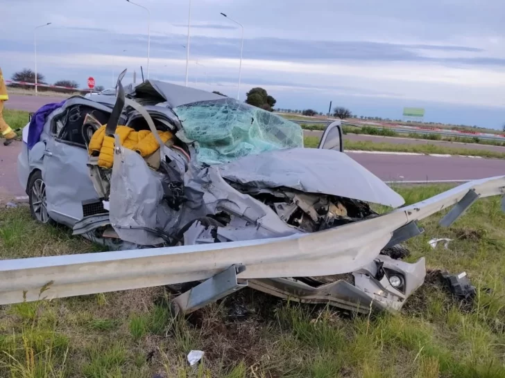  La camioneta con la que colisionaron Julio y Carolina en La Pampa volcó al costado de la rotonda.