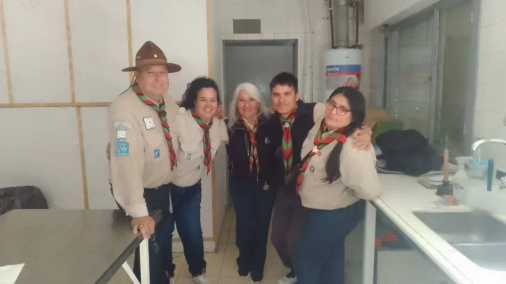  Julio y Carolina con el grupo de Scouts.