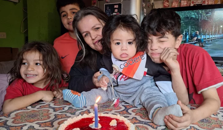  Noah, junto a su mamá Mirta y sus hermanos, a punto de soplar las velitas.