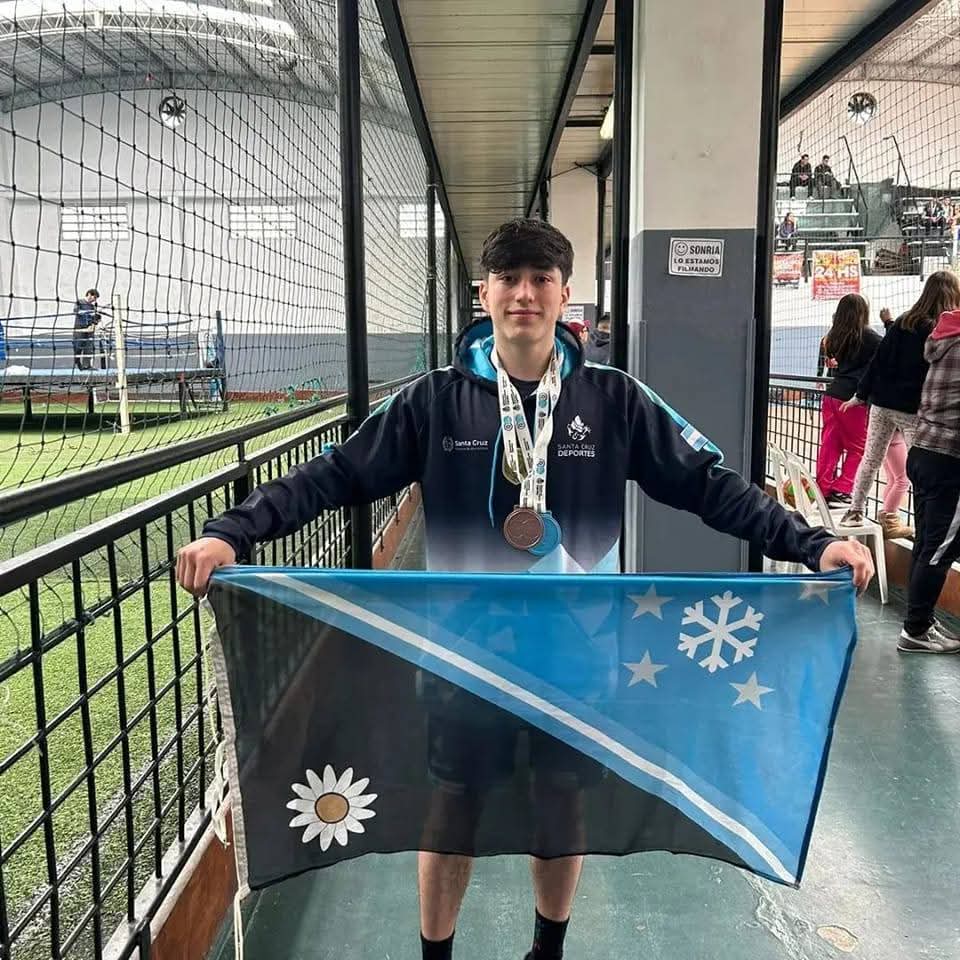  Nazacero Maclen, de 16 años oriundo de Río Turbio, debuta en el Pre-Federal de básquet en Comodoro Rivadavia.