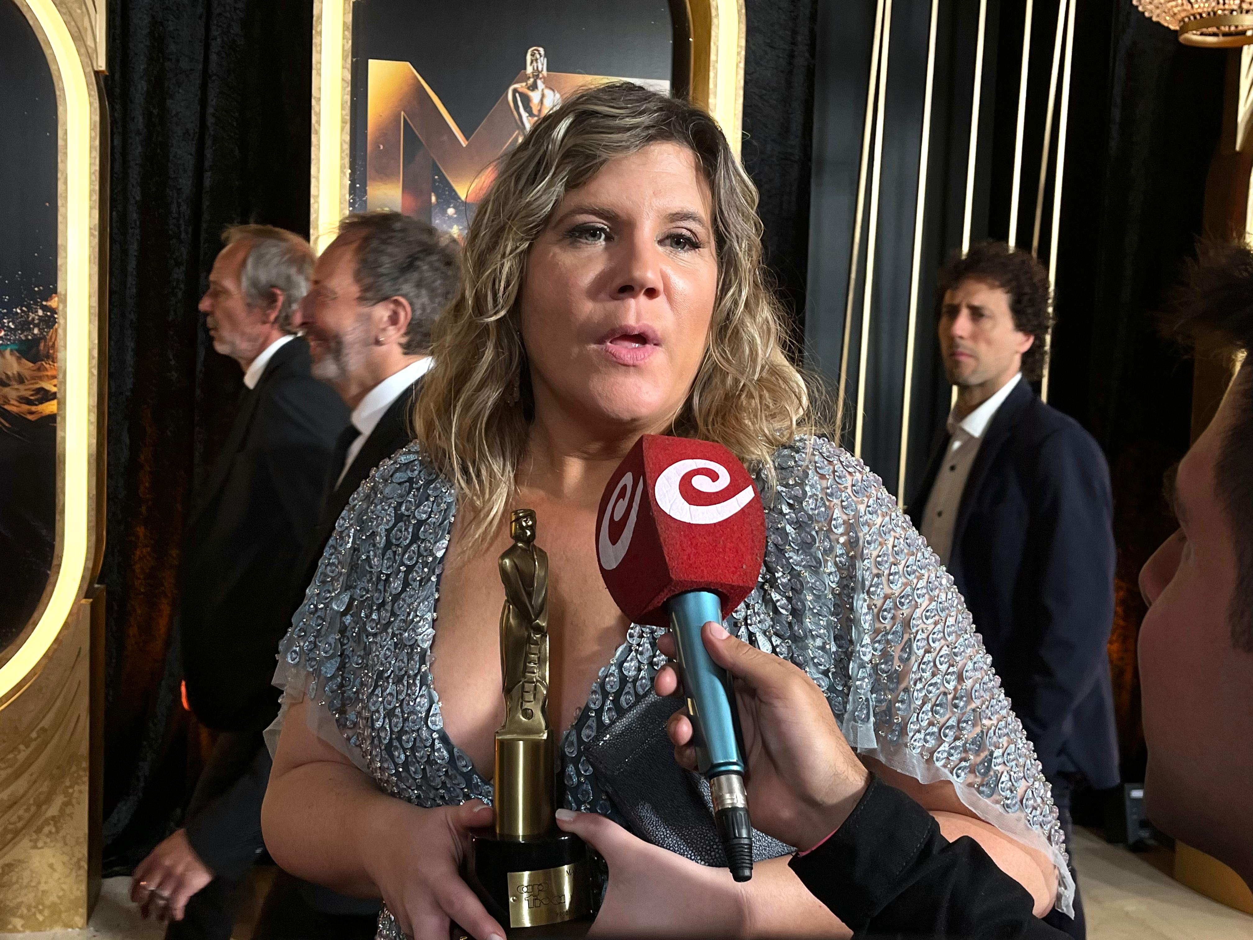  Dominique Metzger con La Opinión Austral tras ganar el Martín Fierro 2025 al Mejor Noticiero Nocturno por TELENOCHE. FOTO: CAMILA FERRER POSE.