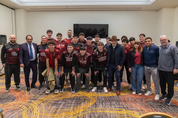  El intendente Othar Macharashvili con el plantel de Federación Deportiva.