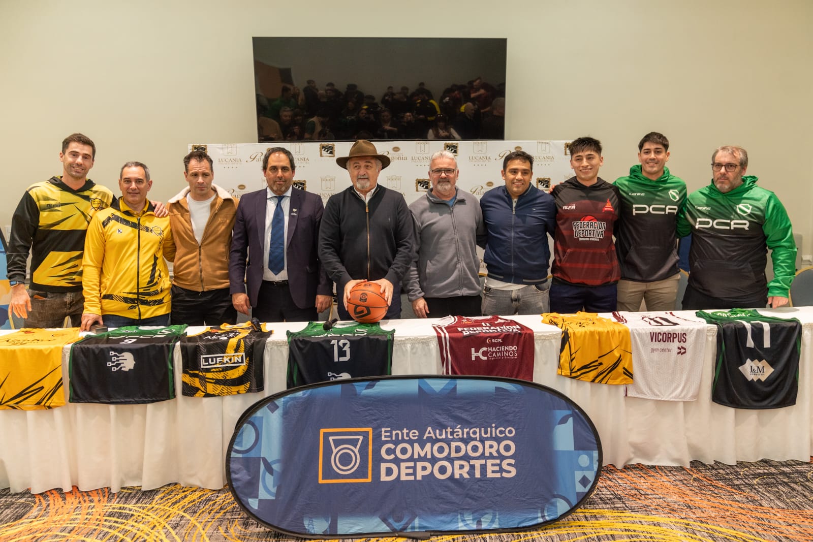  El intendente de Comodoro Othar Macharashvili, junto al viceintendente Maximiliano Sampaoli, y el titular de Comodoro Deportes, Hernán Martínez, junto a dirigentes de los clubes chubutenses que participarán del torneo.