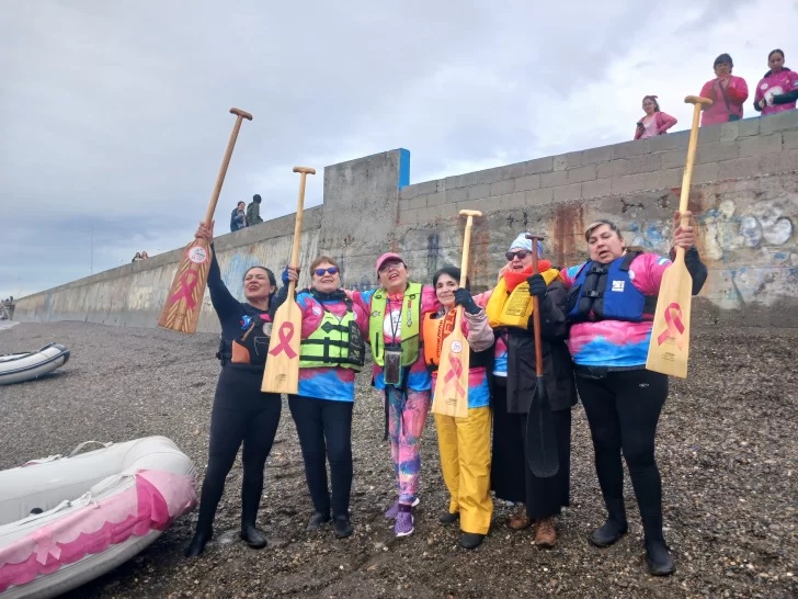  Irma Montiel, Marcela Moreno, Nancy Páez, Gloria Olivares, Alejandra Pérez y Paula Carrillo, minutos después de haber completado la Regata Rosa 2024. Foto: Belén Manquepi Gómez/La Opinión Austral