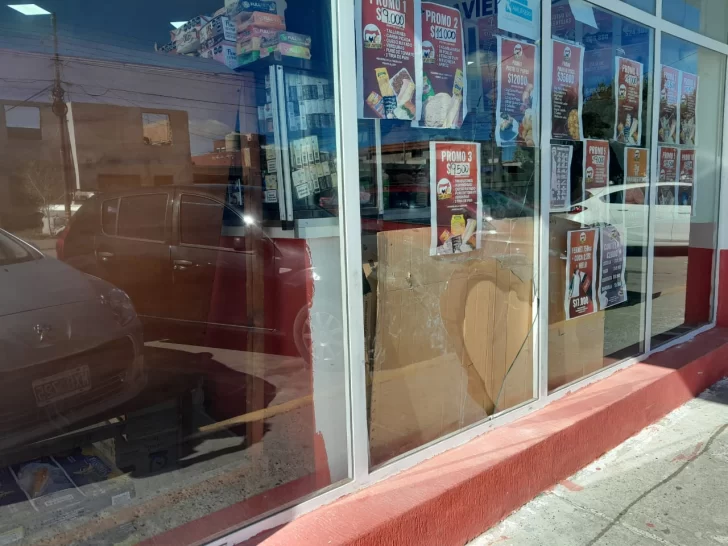 Robaron la caja registradora de un local comercial de Caleta Olivia, la vaciaron y la abandonaron