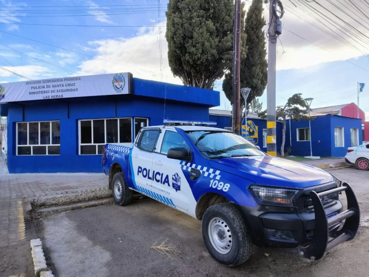 Un detenido le pegó una piña a un policía, mordió a otro, quiso escapar de la comisaría y causó daños en celdas