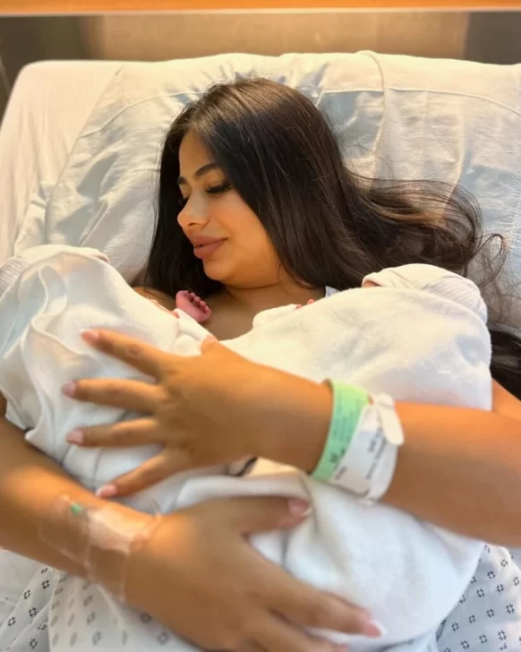  Daniela Celis con las gemelas recién nacidas.