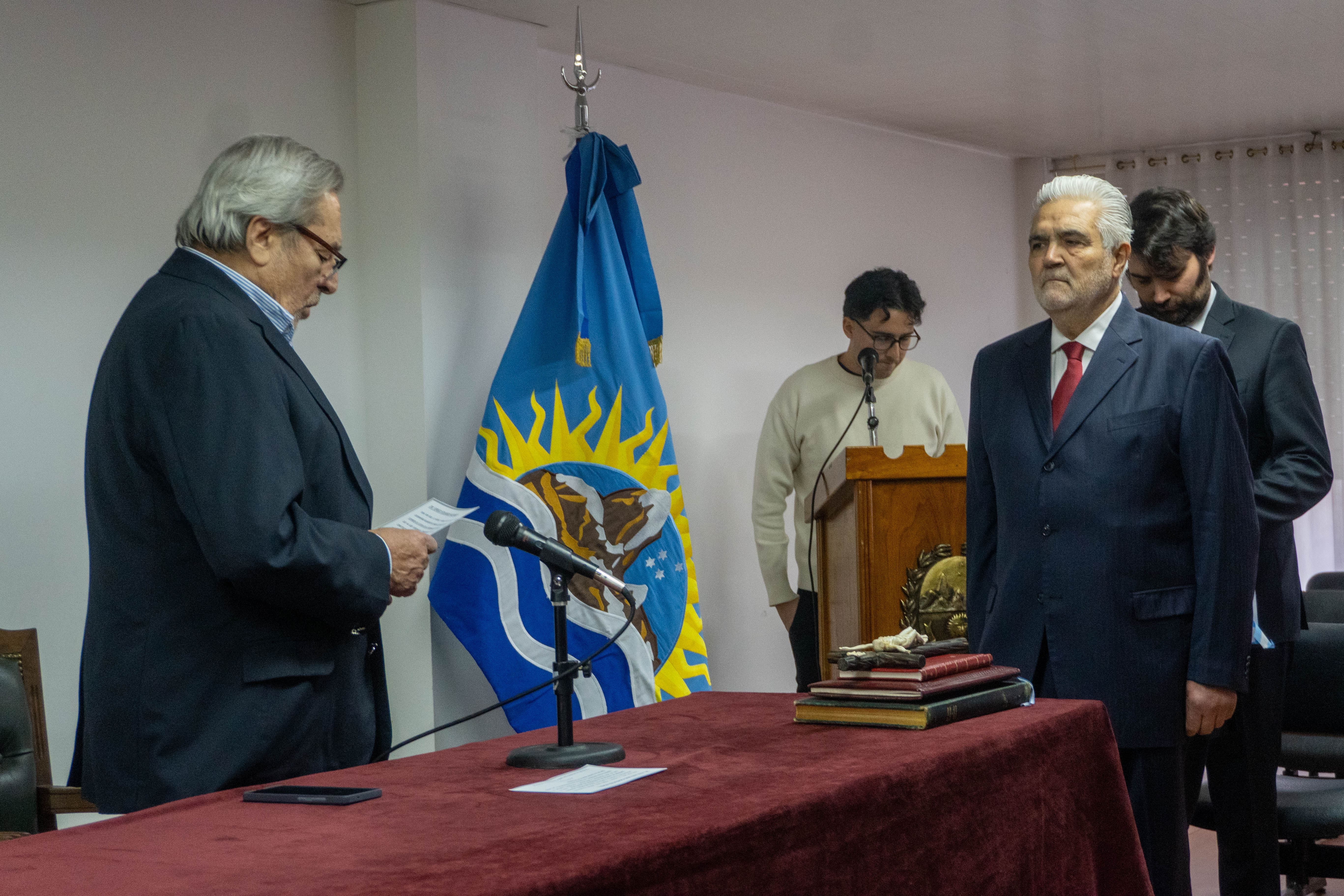  Momento en el que Mariani le toma juramento a Sergio Acevedo. (Foto: Leandro Franco/La Opinión Austral).