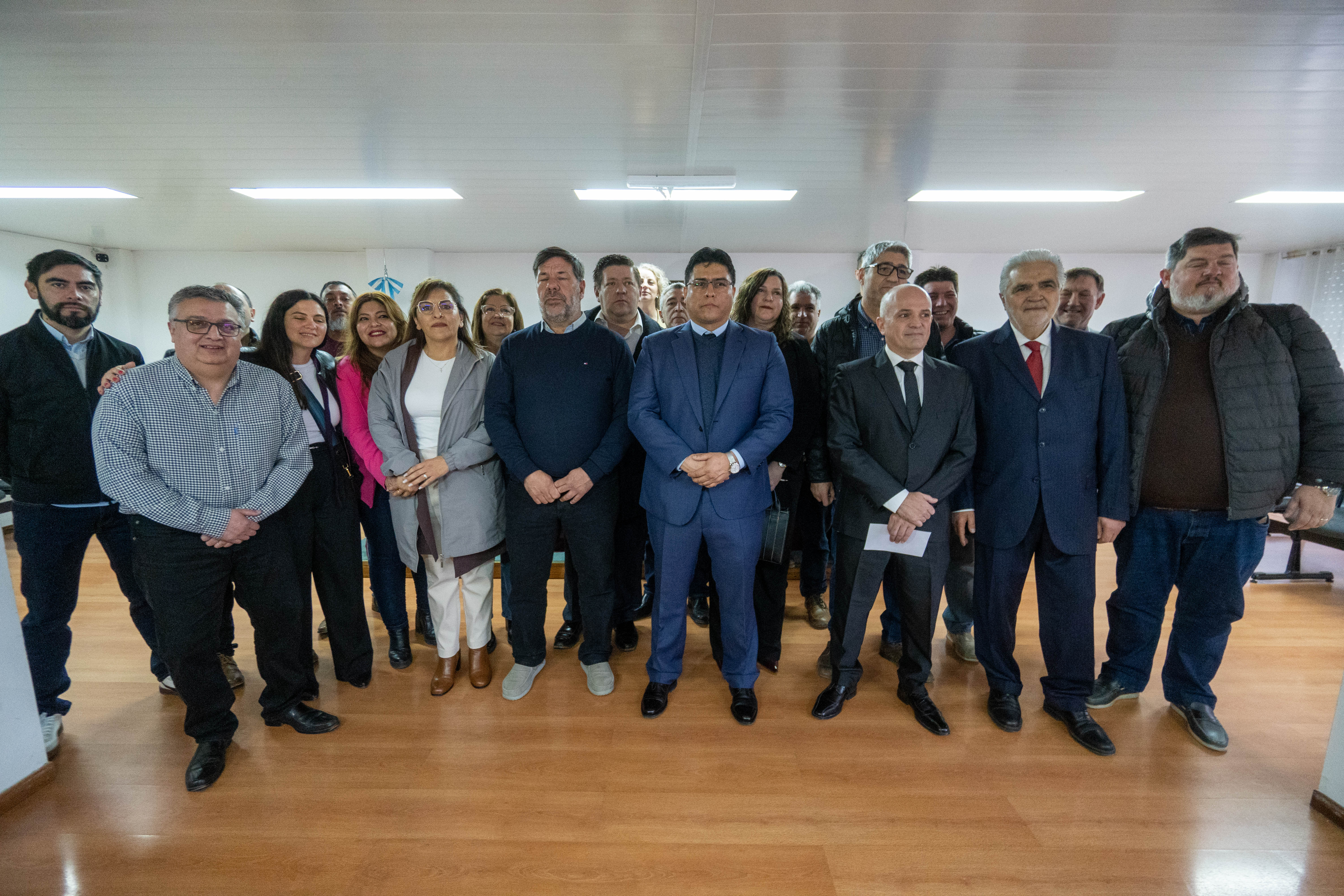  De izquierda a derecha: Carlos Pizarro director de la Agencia Santacruceña de Ingresos Públicos , Marcelo De La Torre presidente de Distrigas, Marcos Perez Soruco presidente de la Caja de Servicios Sociales, Elmiger María Belén presidenta del Consejo Previsión Social, Daniel Loncon vicepresidente de Vialiad Provincial, Luisa Cárdenas Ministra de Desarrollo Social, Iris Rasgido presidenta del Consejo Provincial de Educación, Claudia Pavez presidenta de Loterias para Obras de Acción Social, Adrían Suarez presidente del consejo Agrario Provincial, Diputado provincial Pedro Luxen, Ministra de Gobernación Cecilia Borselli, Ministro de Energía y Míneria Jaime Alvarez, Gobernador Claudio Vidal, Ministra de Salud y Ambiente Lorena Ross, Matias Cortijo de Servicios Públicos Sociedad del Estado, Diputado Provincial Piero Boffi, Vocal Jose Antonio González Nora, Fernando Martinez Diputado por el Pueblo de Gobernador Gregores, Vocal del TSJ Sergio Acevedo, Juan Maier amigo de Acevedo; y Ministro de Trabajo, Empleo y Seguridad Social Ezequiel Verbes. FOTO: LEANDRO FRANCO / LA OPINIÓN AUSTRAL