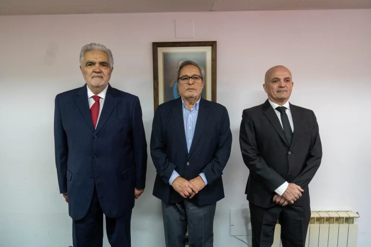  Sergio Acevedo, Daniel Mariani y José Antonio González Nora, tras la jura en el Tribunal Superior de Justicia. FOTO: LEANDRO FRANCO/LA OPINIÓN AUSTRAL.