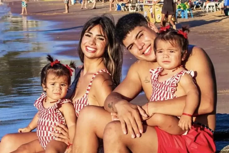  Thiago Medina junto a Daniela Celis y las gemelas.