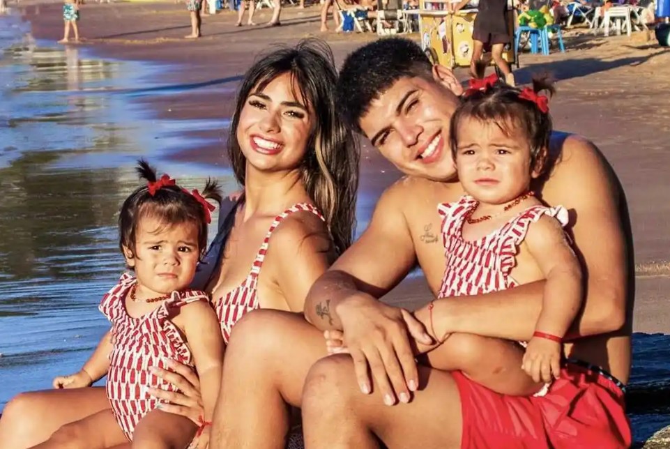  Thiago Medina junto a Daniela Celis y las gemelas.