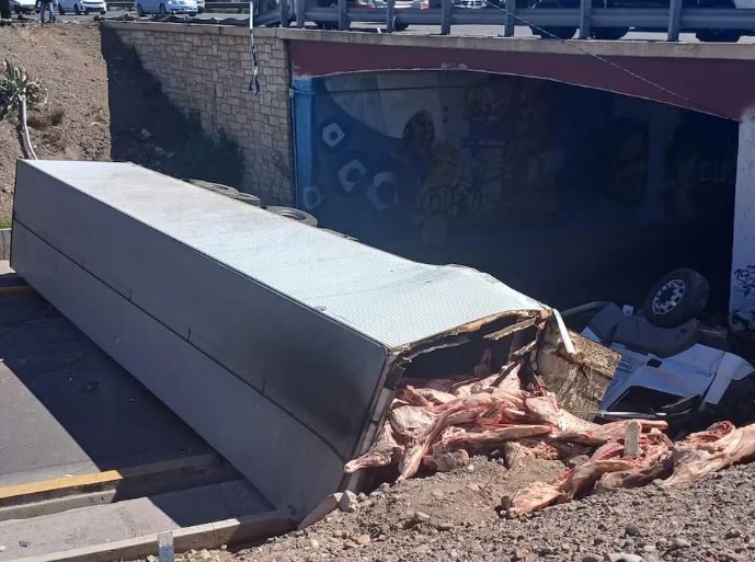 Volcó un camión con carne: vecinos intentaron llevarse la carga y la policía disparó gases lacrimógenos