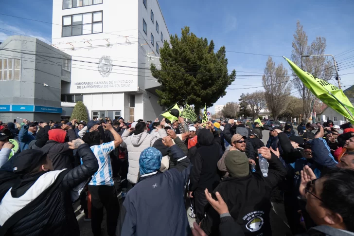  La UOCRA se movilizó para dar su apoyo a la sanción de la ley. FOTO: LEANDRO FRANCO/ LA OPINIÓN AUSTRAL