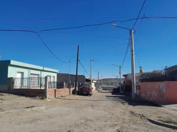 Jóvenes atacaron con piedras y patadas a dos menores y les robaron los celulares en Caleta Olivia Jóvenes atacaron con piedras y patadas a dos menores y les robaron los celulares en Caleta Olivia