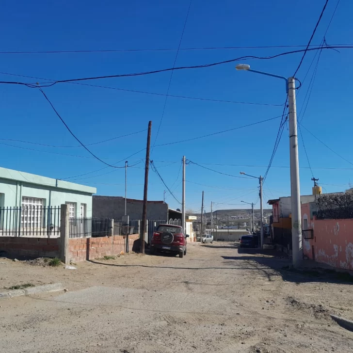 Jóvenes atacaron con piedras y patadas a dos menores y les robaron los celulares en Caleta Olivia Jóvenes atacaron con piedras y patadas a dos menores y les robaron los celulares en Caleta Olivia