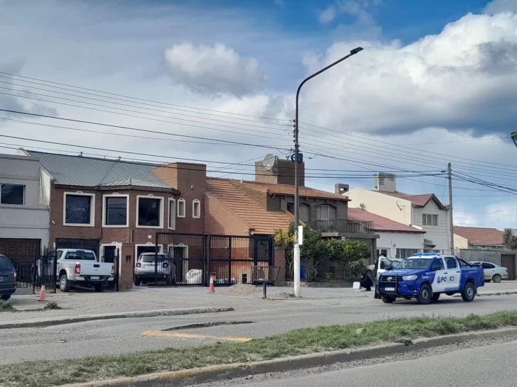  Móviles policiales en el lugar del ataque en la Eva Perón. (FOTO: TAMARA MORENO/LA OPINIÓN AUSTRAL)