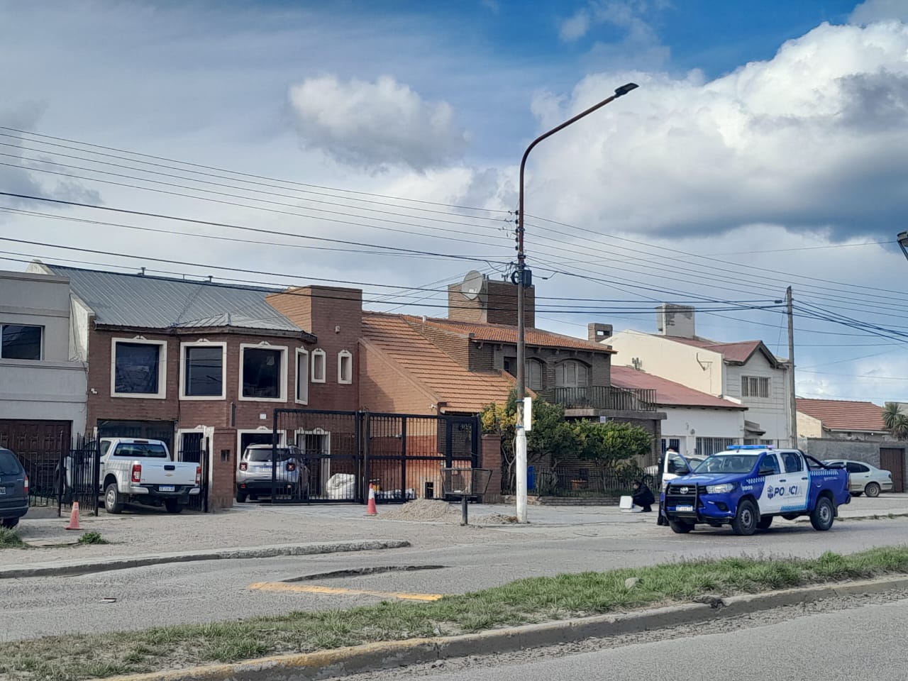  Móviles policiales en el lugar del ataque en la Eva Perón. (FOTO: TAMARA MORENO/LA OPINIÓN AUSTRAL)